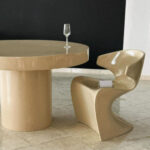 Chaise-elegante-en-resine-canne