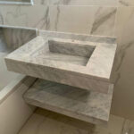 Lavabo-Suspendue-Avec-Etagere-En-Marbre-Blanc