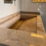 Lavabo-suspendue-avec-etagere-en-marbre-kadhel