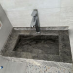 Lavabo-suspendue-en-marbre-Tindra-gri