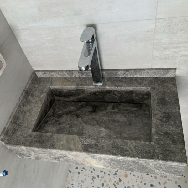 Lavabo-suspendue-en-marbre-Tindra-gri