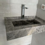 Lavabo-suspendue-en-marbre-Tindra-gri
