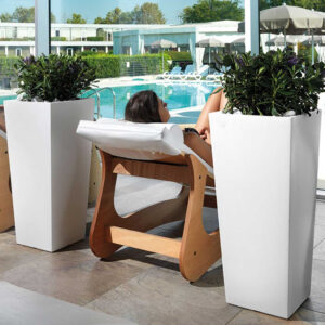 Pot pyramidal haut en resine CP30